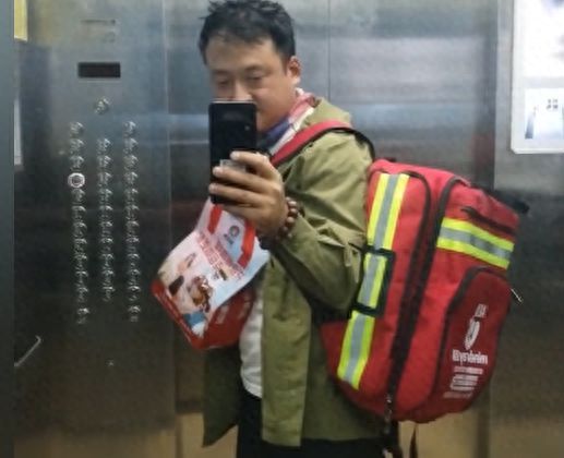 外卖员自费数千元买AED随身携带 急救守护者在路上