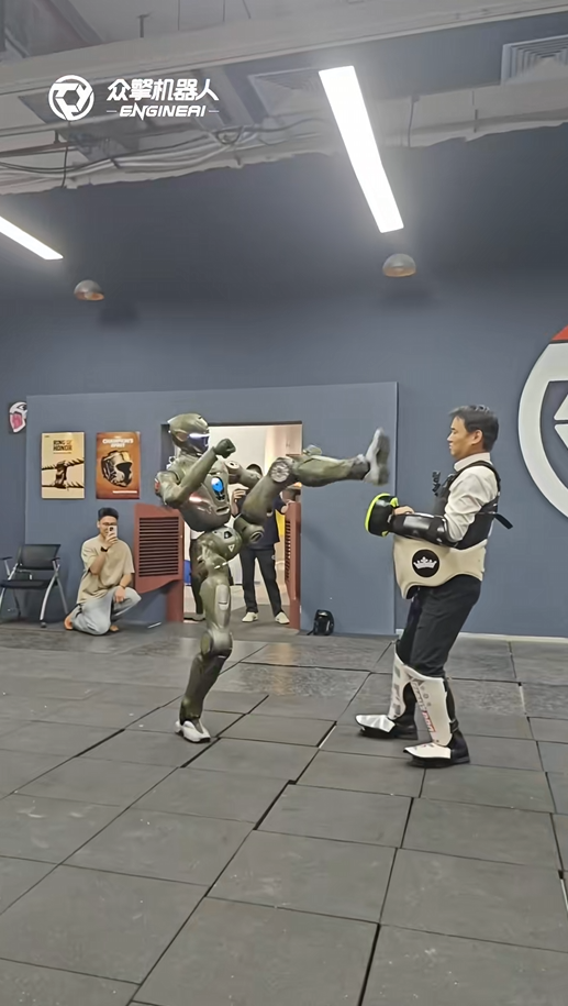 眾擎T800人形機(jī)器人踹翻自家CEO