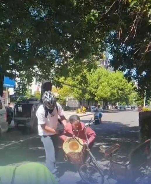 男子扶老人险被讹 幸好全程录像