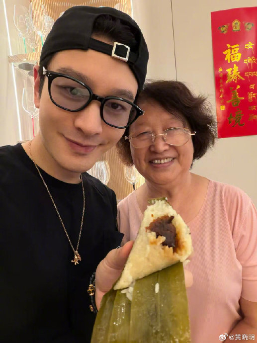 黄晓明晒一家三口合照 温馨团圆引共鸣