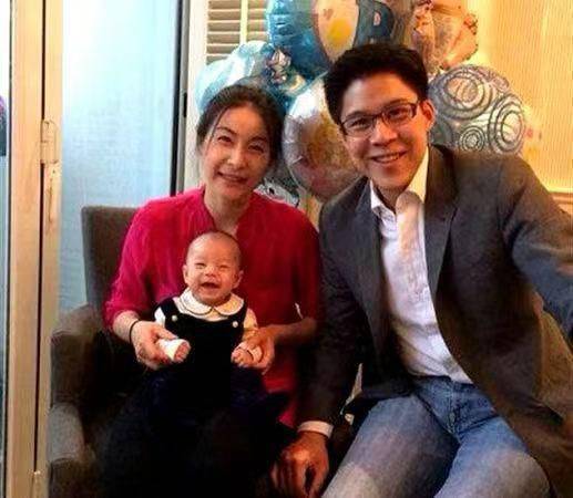 郭晶晶带娃出游，俩女儿长相曝光，霍启刚家庭事业双赢出现幸福肥