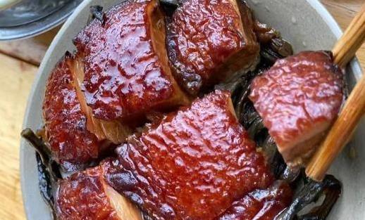 重庆街边豆花饭火爆，8元一碗人挤人，上菜快却凉半桌？