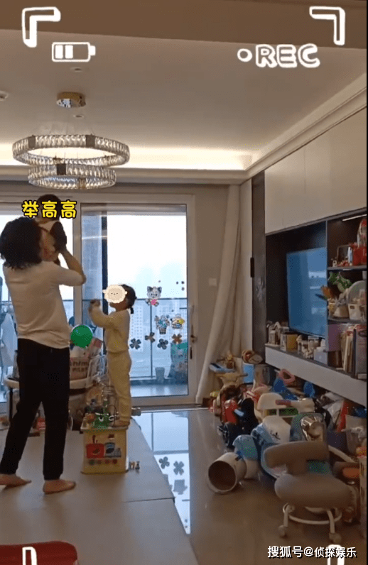 向佐独自带俩娃，豪宅内景曝光，笑称不是健身去不起，而是抱娃更有性价比