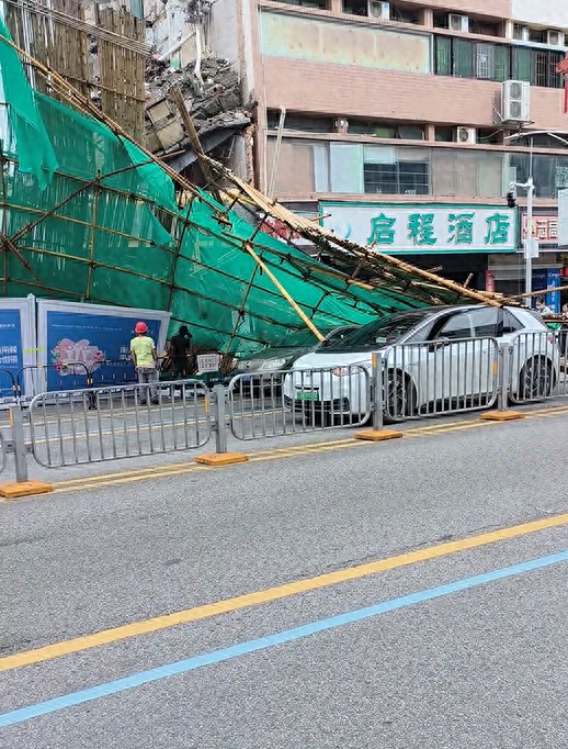 深圳一施工现场施工架倒塌，当地回应：致一电动车主轻微擦伤