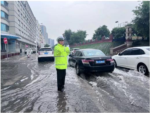 实拍哈尔滨暴雨水浸街道 交警雨中坚守保畅通