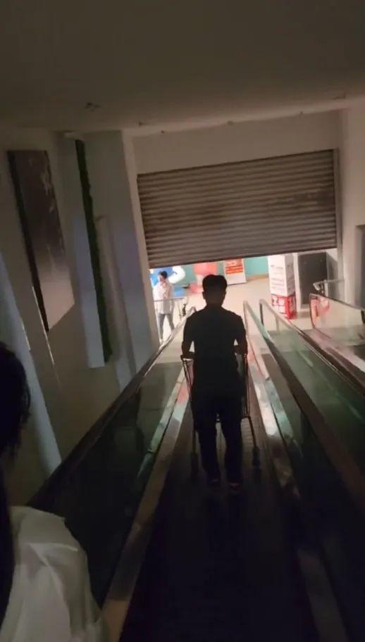 超市店员强制关闭载客中电梯 工作人员急下班惹争议-宁德时代港股发行创下多项纪录