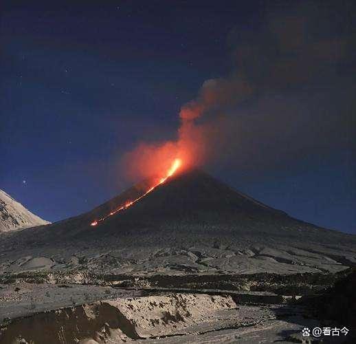 俄火山喷发画面 堪察加半岛上演“冰与火”