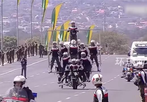 巴西军人阅兵式大秀摩托车特技 庆祝独立203年