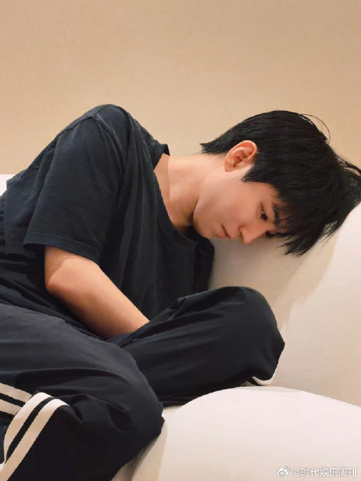 杨超越给王俊凯演唱会送花篮