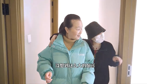 女生大学四年攒钱给妈妈买房