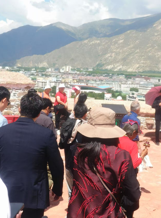 郭晶晶和霍启刚两人手拉手同游西藏 甜蜜之旅引发关注