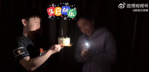 孙颖莎在好姐妹身边好鲜活 杠铃般的笑声