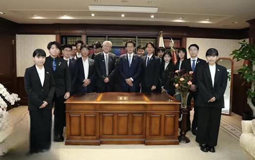 黄国昌与高市早苗办公桌合影被群嘲 政客访日碰壁