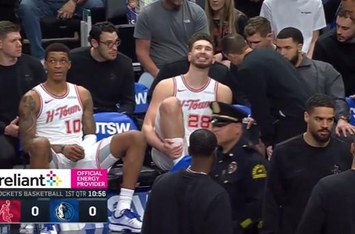 刚复出就倒下！申京抢篮板踩到加福德90度严重崴脚下场治疗 开场64秒伤退