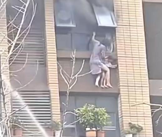 小区火灾女子带娃窗外避险跌落 母子二人坠楼获救