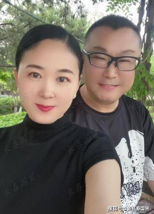 歌手尹相杰夫妇同框秀恩爱，小16岁娇妻端庄大方清纯可人