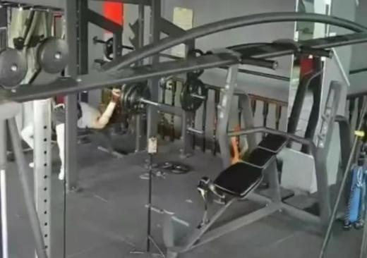 男性がバーベルで首を圧迫され死亡 ジム経営者は1000万円相当を賠償 河南省