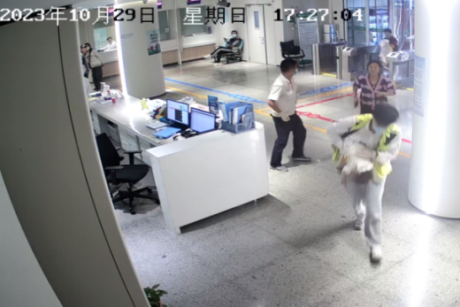南京一11个月大婴儿吃柚子窒息 医护3分钟赶到极速营救