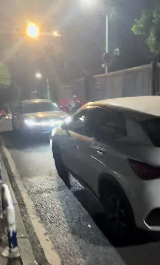 女子被指逆行锁车 交警回应