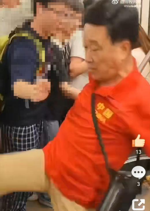 女孩坐爱心座遭老人强拽 家长阻拦 尊老爱幼不应成特权