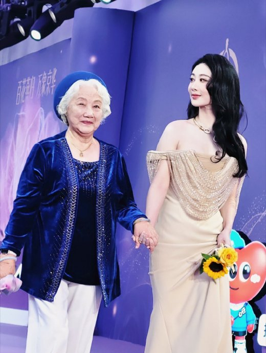 祝希娟杨紫携手走红毯