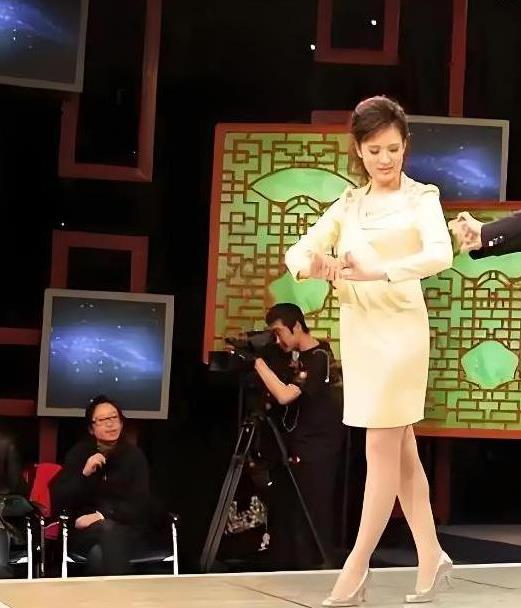 21岁进央视，爷爷外公都是名人，工作30年零失误，高挑漂亮又优秀