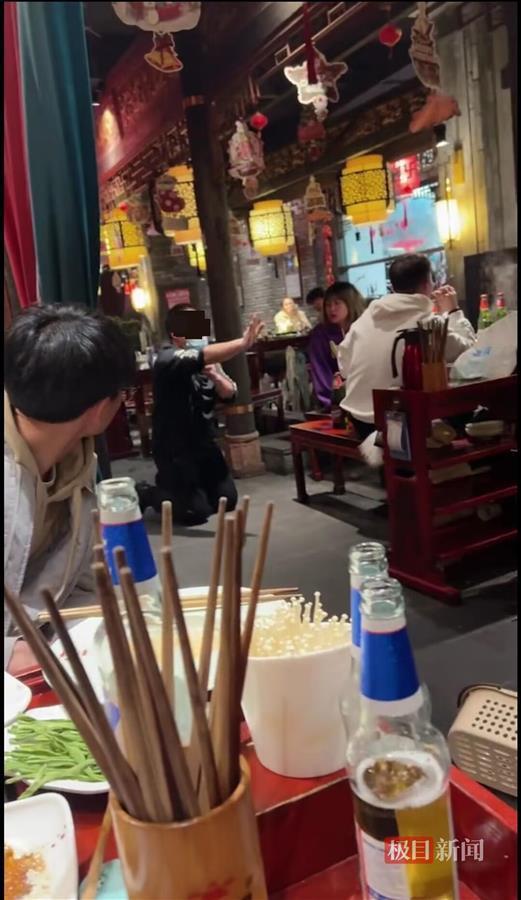 火锅店员工给顾客跪下道歉 店家称已和解，多少人为了生活低三下四