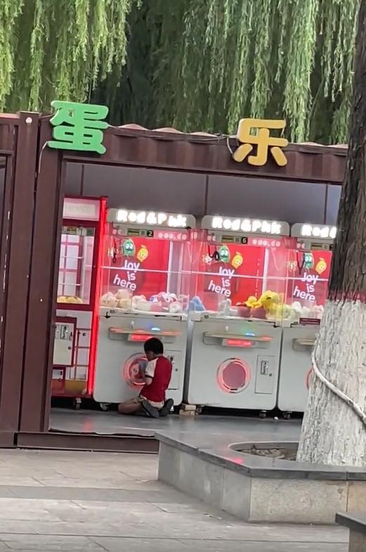 景区回应男生钻进娃娃机：会与投放方沟通