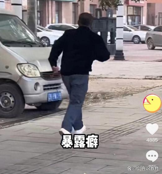 上班途中遇变态，女子手机录像大喊吓走暴露狂