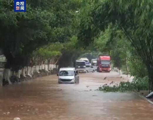 重慶17個(gè)區(qū)縣暴雨 8條河流一度超警