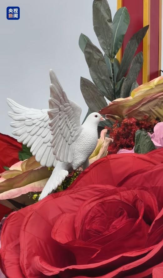 亮相！天安门广场“祝福祖国”花篮吊装完成