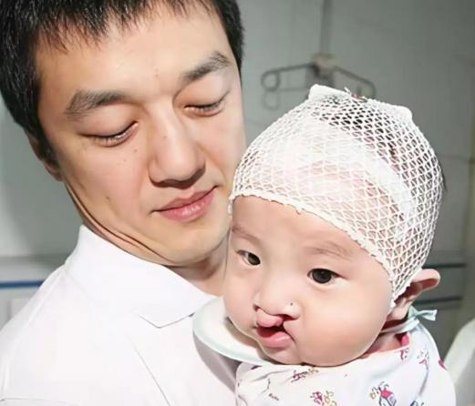 嫣然医院捐款阿姨说着说着就哭了 温暖北京冬日