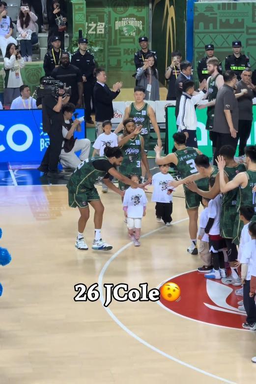 欧美顶流说唱歌手J.Cole，CBA首秀1分未得：纯卖票噱头？ 外网之声