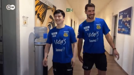 樊振东亮相时装周遇“摸脸杀”，引发网友热议