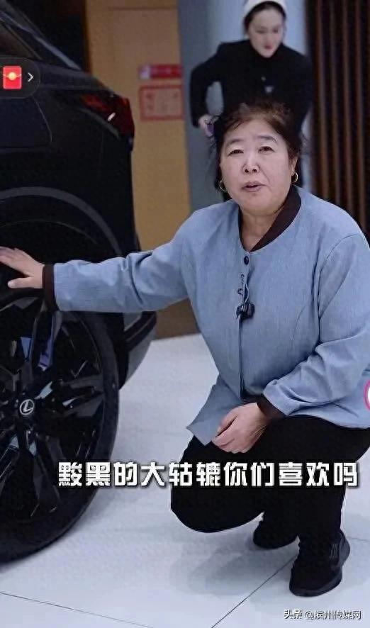 保洁阿姨制作了​​一条“俄罗斯人谈车”视频