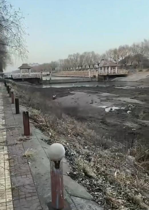 吉林白城一河道铺地砖遭质疑 网友质疑浪费资源