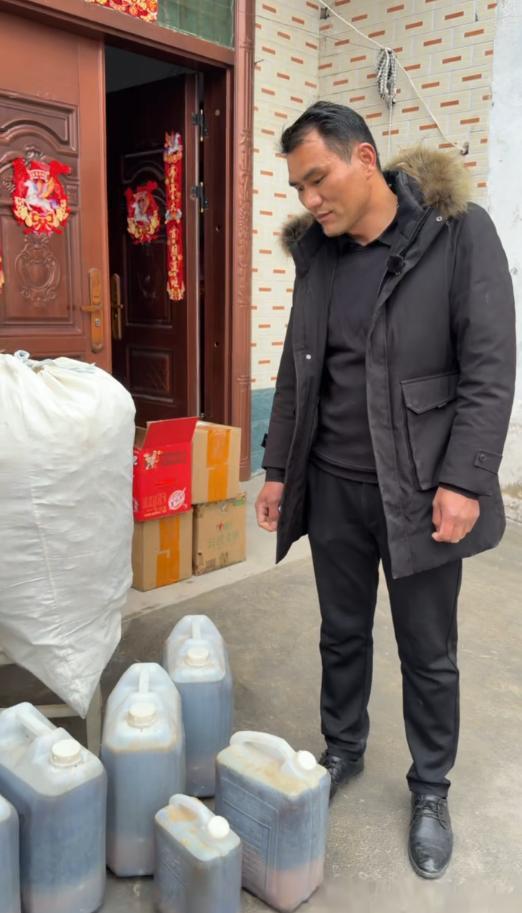 被顾客催开门老板扛150斤食材返岗 食客热情呼唤回归