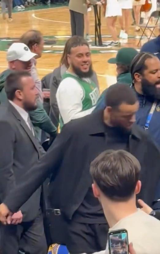 凯尔特人主场球迷猛拽库里胳膊被驱逐