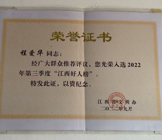 男子跳湖救落水游客 女兒岸上喊加油 見(jiàn)義勇為暖流代代傳