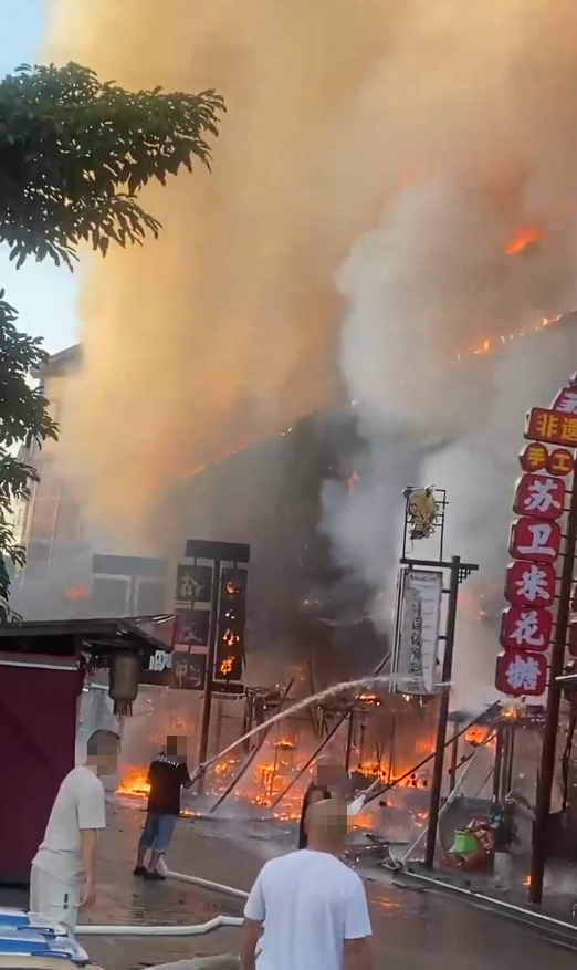 四川乐山苏稽古镇成排房屋起火 火情已迅速扑灭