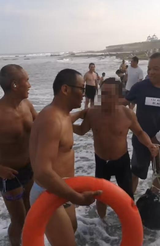 多名游客下海遇险 多方逆行救人 危难时刻显身手