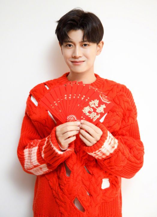 带8倍镜看春晚？舞蹈演员被网友指撞脸黄子韬