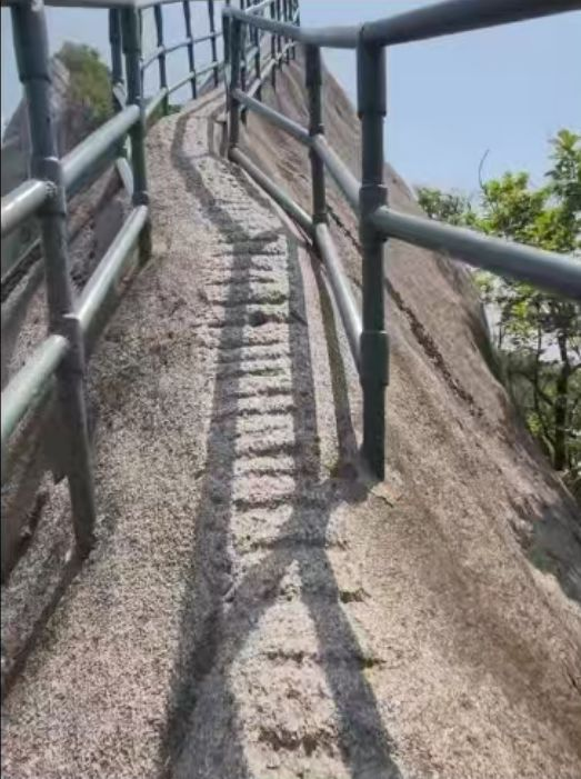 男子坠崖景区称防护措施是有的 安全盲区引发关注