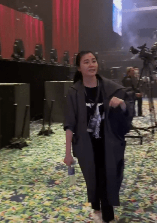 蒙嘉慧现身老公郑伊健演唱会，用日语与观众互动引热议，被质疑忘本
