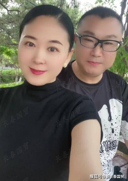 歌手尹相杰夫妇同框秀恩爱，小16岁娇妻端庄大方清纯可人