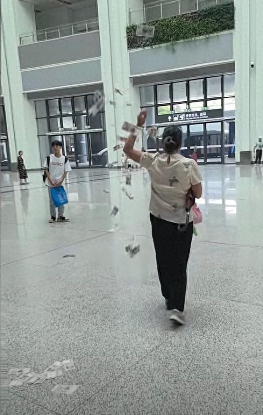 一女子高铁站抛撒大量纸币 小面额纸币被捡走
