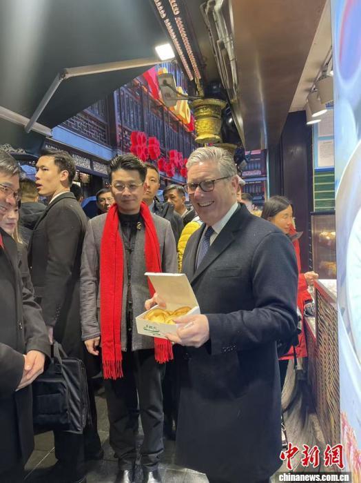 英首相在上海买蝴蝶酥品中国茶