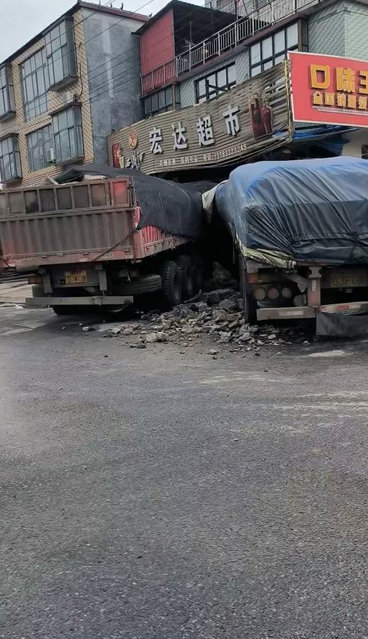 官方通报两货车冲进同一家超市 凌晨事故致司机受伤