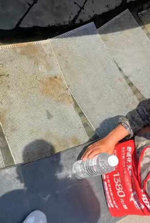 男人见大叔喝喷泉水后递上饮用水 谈何容易暖东谈主心