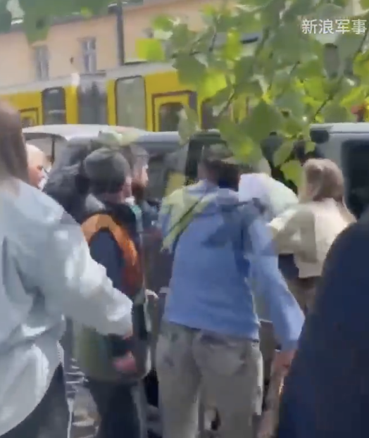 乌征兵队当街掳人女子砸车窗施救
